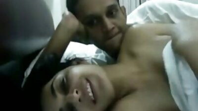 Kıvırcık saçlı Kimber Day klitorisini ovuşturur ve herif porno eski türk filmi onu sikikleri