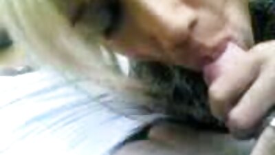 Siyah eski türk pornaları horoz ahlaksız kızın boğazını ve ıslak kediyi deliyor