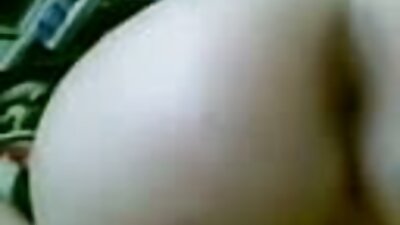 Büyük götlü bir sürtük deri eski yeşilçam pornoları koltukta oral seks yapıyor