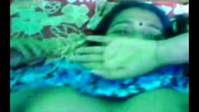 Seksi bir büyük göt sürtük eski yeşilçam pornoları bize kanepede ne bildiğini gösteriyor